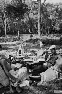 Picnic, lle St Marguerite, (Nuschand Paul Éluard, Roland Penrose,Man Ray, Ady Fidelin, Cannes,France 1937 by Lee Miller (P0146)© Lee Miller Archives England2020.All Rights Reserve